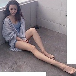 板野友美、ミニスカートで愛犬のお散歩…「足出してるの珍しくない？」とファンびっくり