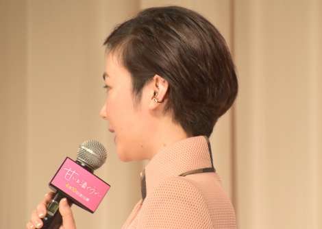 松雪泰子がすっぴんで演じる“40代後半・独身” イタさをさらけ出した先に見えるものとは? 映画『甘いお酒でうがい』