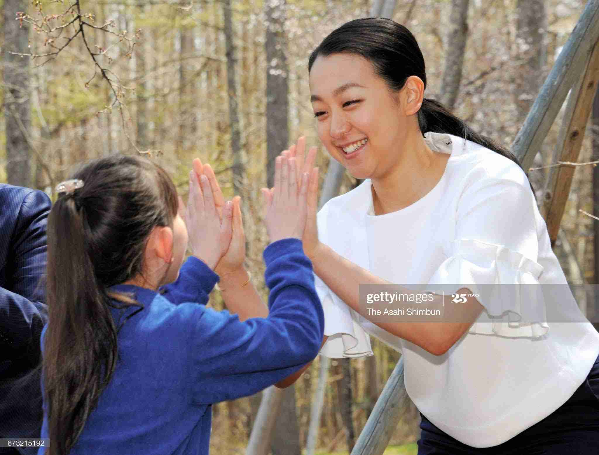浅田真央さんが30歳バースデーを報告…両手に花束、ケーキに囲まれて笑顔