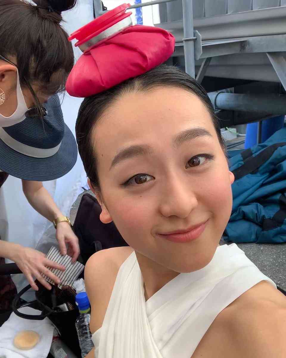 浅田真央さんが30歳バースデーを報告…両手に花束、ケーキに囲まれて笑顔