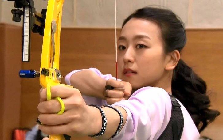 浅田真央さんが30歳バースデーを報告…両手に花束、ケーキに囲まれて笑顔
