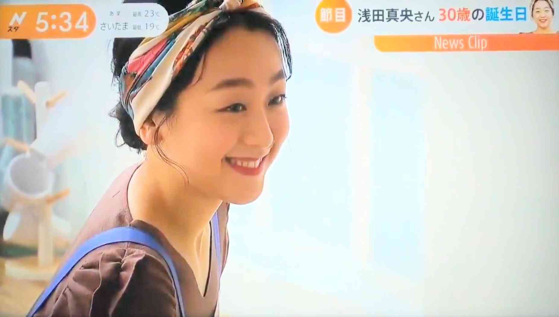 浅田真央さんが30歳バースデーを報告…両手に花束、ケーキに囲まれて笑顔