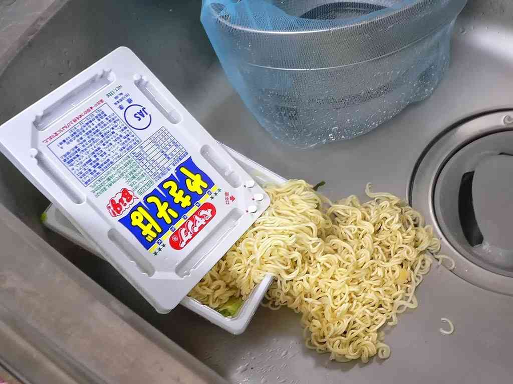 パウチを開けようとしたら、切れ込みがずれて大惨事... 「レトルト食品あるある」図解に共感の声「わかりすぎて腹立ってきた」