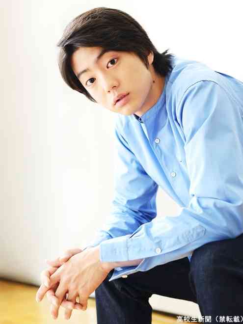 伊藤健太郎、松葉杖を枕に睡眠「ずっと眠い」 外撮影で頭にセミ止まるも気づかず照れ