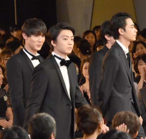 伊藤健太郎、松葉杖を枕に睡眠「ずっと眠い」 外撮影で頭にセミ止まるも気づかず照れ