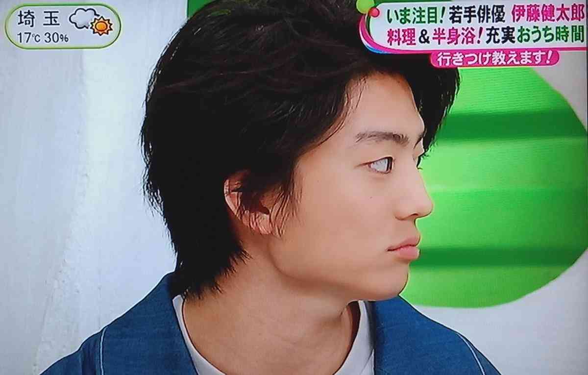 伊藤健太郎、松葉杖を枕に睡眠「ずっと眠い」 外撮影で頭にセミ止まるも気づかず照れ