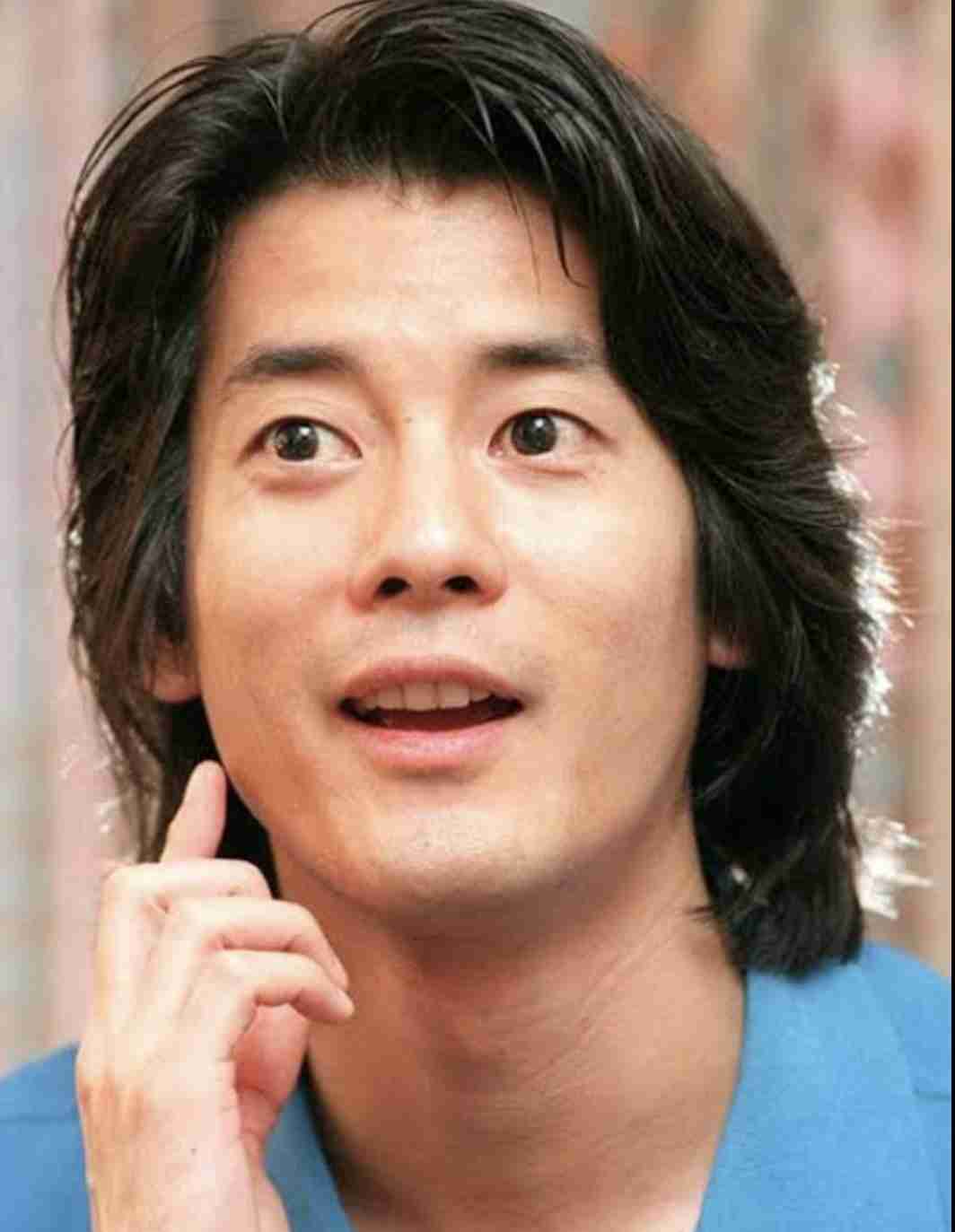 伊藤健太郎、松葉杖を枕に睡眠「ずっと眠い」 外撮影で頭にセミ止まるも気づかず照れ