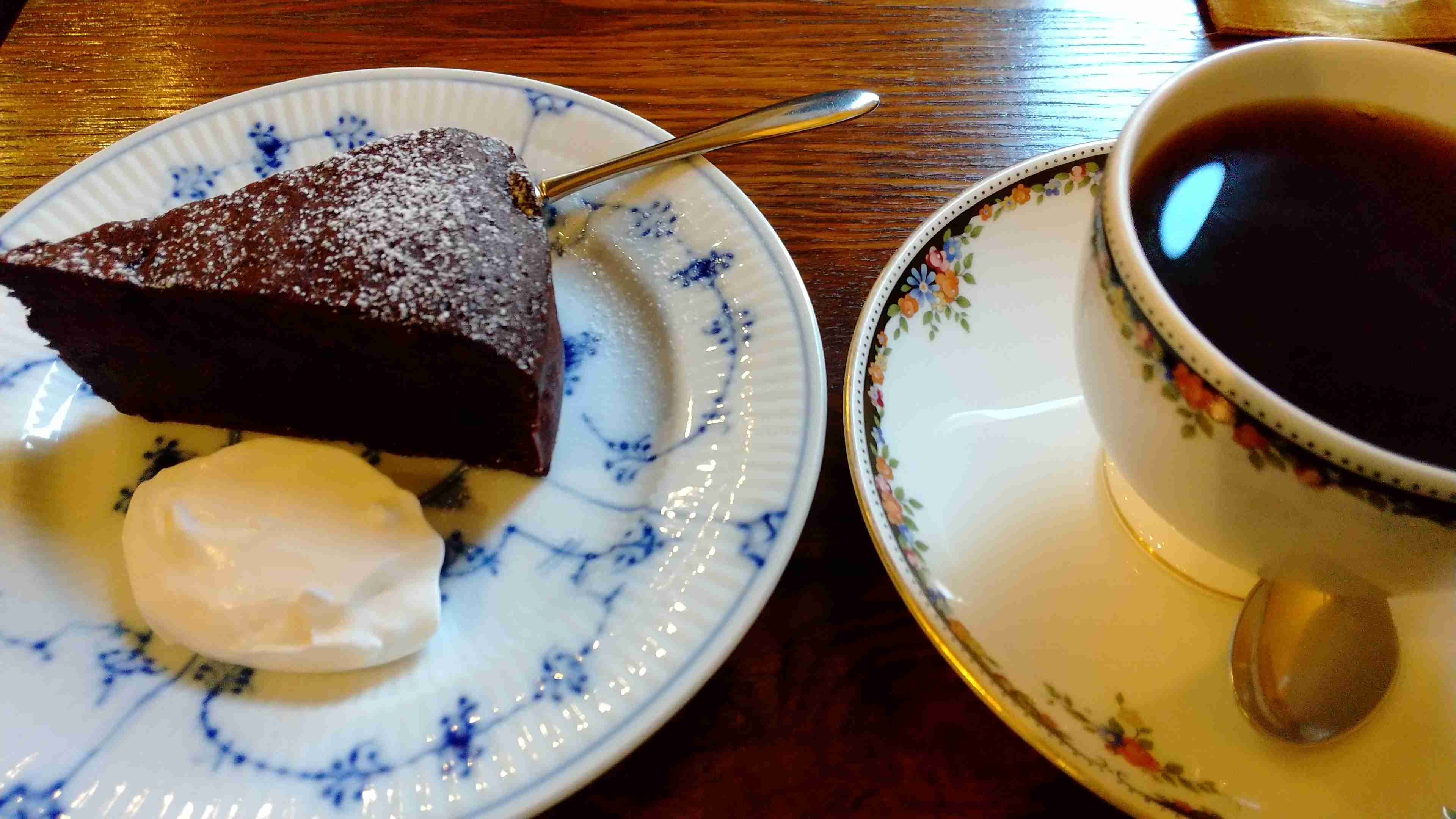 【画像】カフェでの一枚を見せてください☕📷️