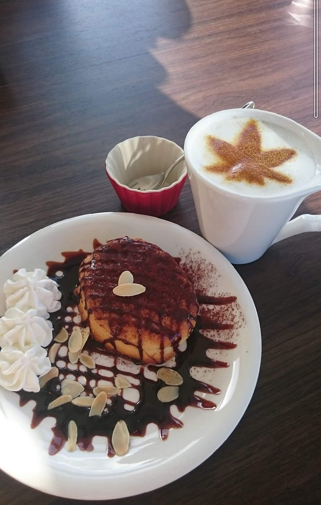 【画像】カフェでの一枚を見せてください☕📷️