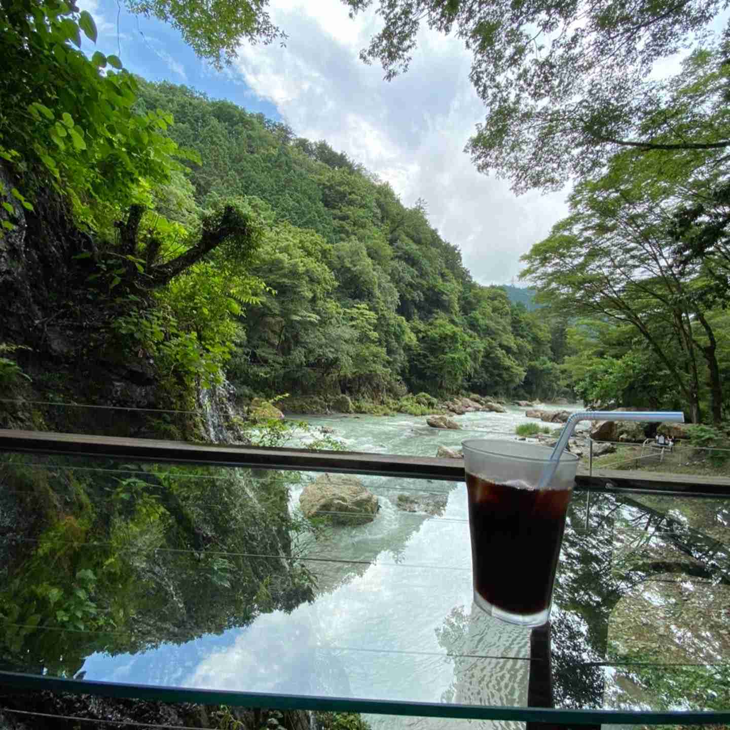 【画像】カフェでの一枚を見せてください☕📷️