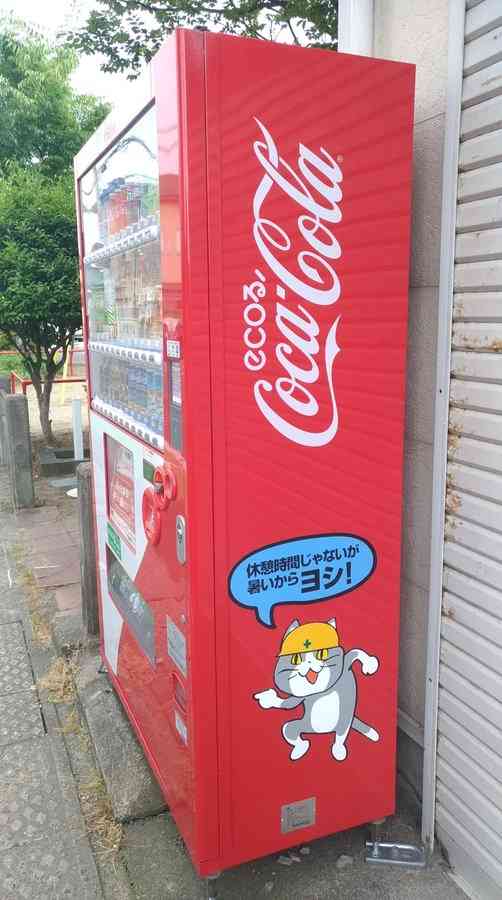 SNSで話題の“仕事猫”、ぬいぐるみ型クッションに