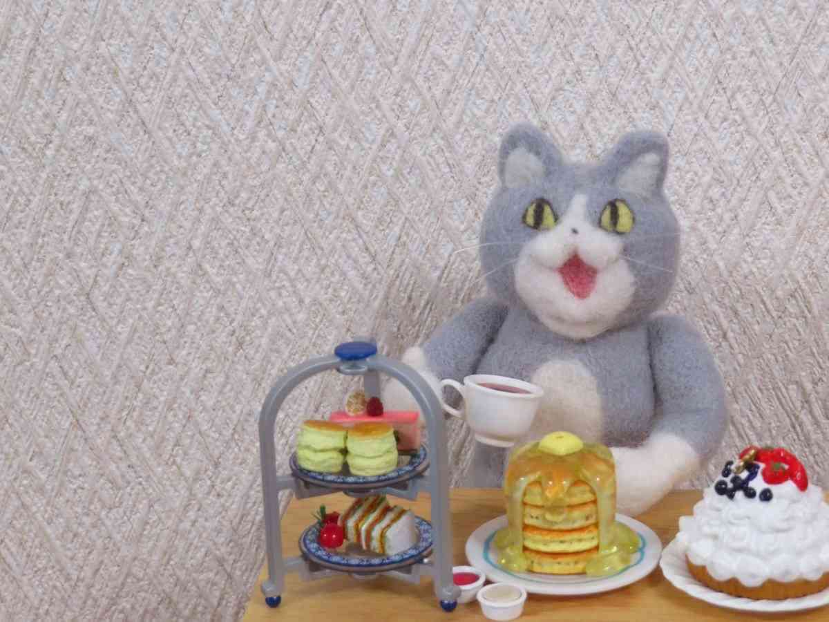 SNSで話題の“仕事猫”、ぬいぐるみ型クッションに