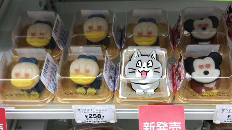 SNSで話題の“仕事猫”、ぬいぐるみ型クッションに