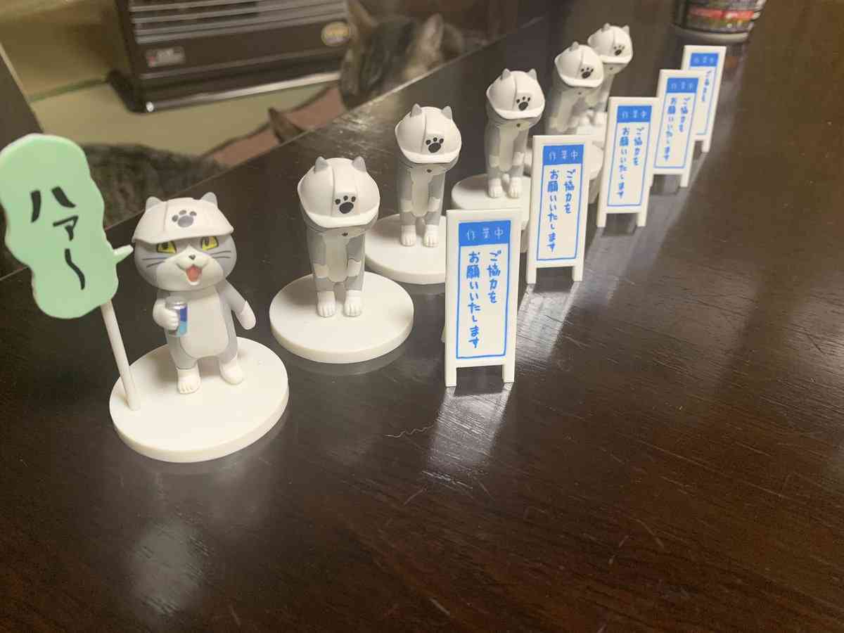 SNSで話題の“仕事猫”、ぬいぐるみ型クッションに