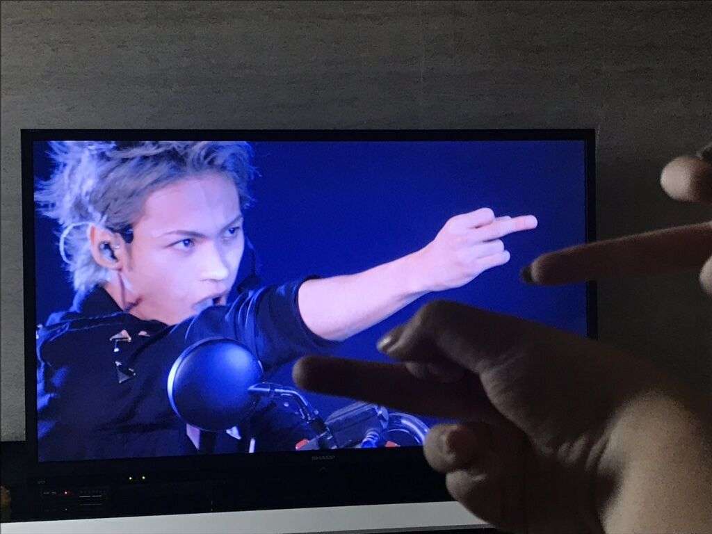 マスク拒む人に「中指」、コロナ問題の広告が話題 ベルリン