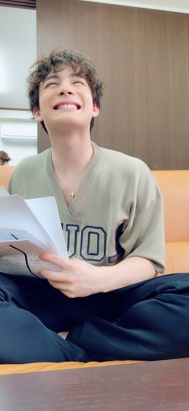 アレク パリに特注のエルメスの金のカップ届き「あまりの美しさにブルブル」