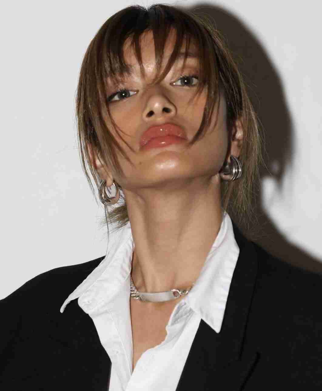 ローラ、上半身裸にデニムだけの姿を披露　「美しすぎる」「露出が凄い」
