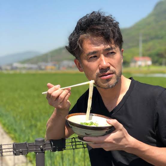 松岡修造とナオト・インティライミの画像を交互に貼って 時々 佐々木のじいさんの画像が貼られるトピ
