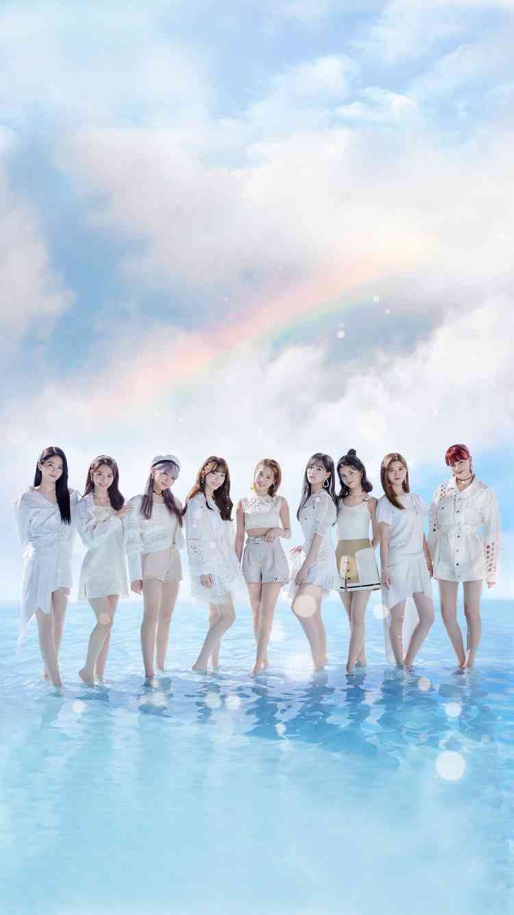 NiziU、12月2日に正式デビュー …シングル「Step　and　a　step」を発売