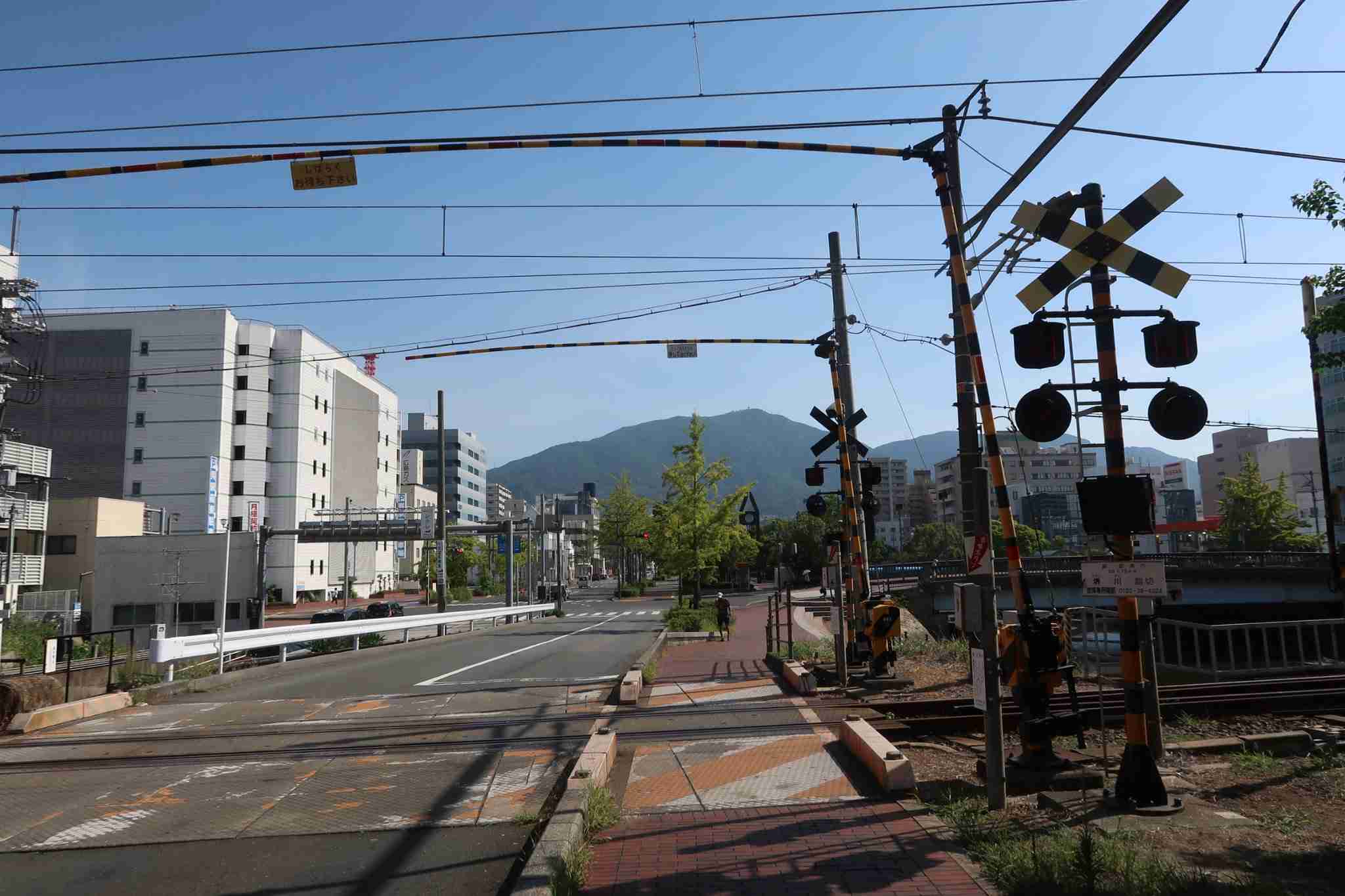 「開かずの踏切」で遮断機くぐり電車にはねられ死亡