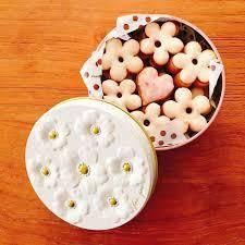 可愛いお菓子の缶を貼るトピ