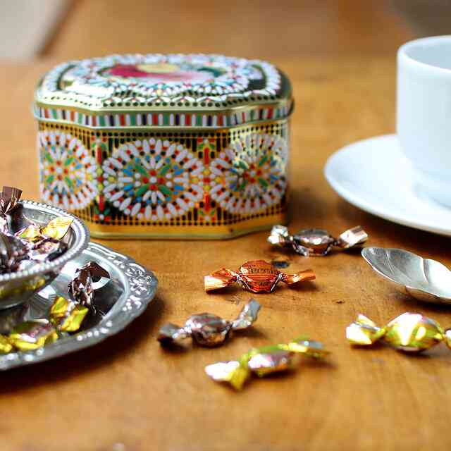 可愛いお菓子の缶を貼るトピ