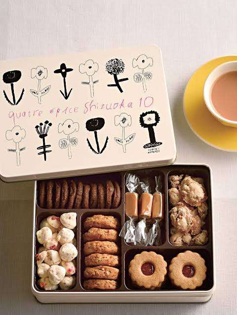 可愛いお菓子の缶を貼るトピ