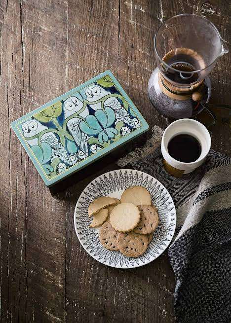 可愛いお菓子の缶を貼るトピ