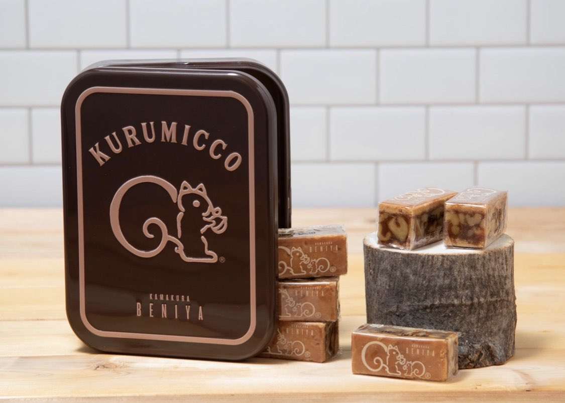 可愛いお菓子の缶を貼るトピ