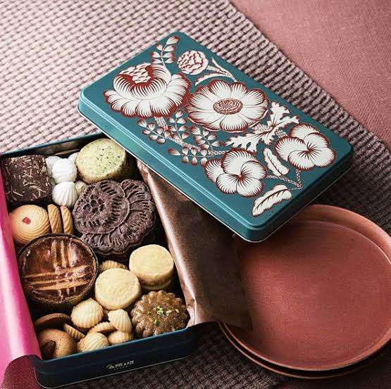 可愛いお菓子の缶を貼るトピ