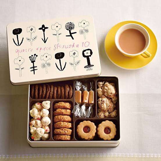 可愛いお菓子の缶を貼るトピ