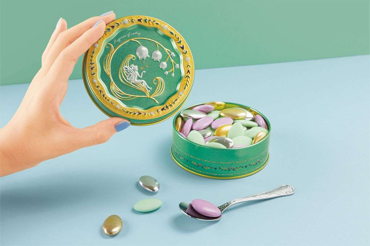 可愛いお菓子の缶を貼るトピ