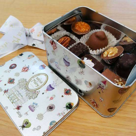 可愛いお菓子の缶を貼るトピ