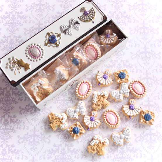 可愛いお菓子の缶を貼るトピ