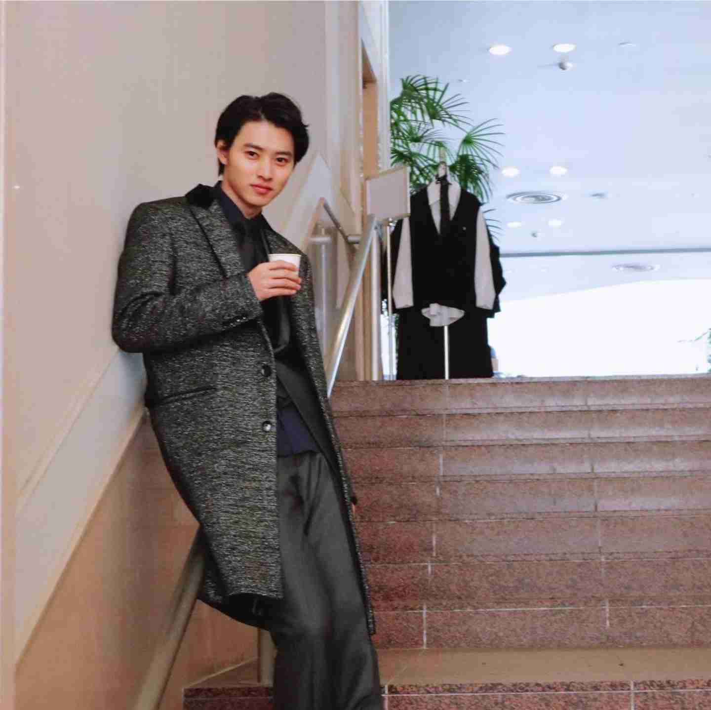 山崎賢人、2021年カレンダー発表 多彩な表情で魅せる