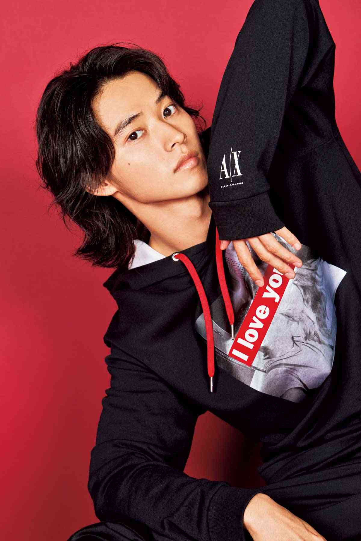 山崎賢人、2021年カレンダー発表 多彩な表情で魅せる