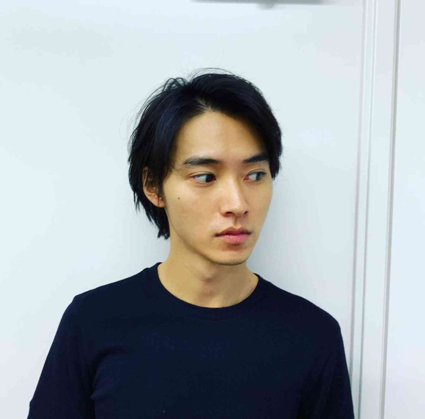 山崎賢人、2021年カレンダー発表 多彩な表情で魅せる