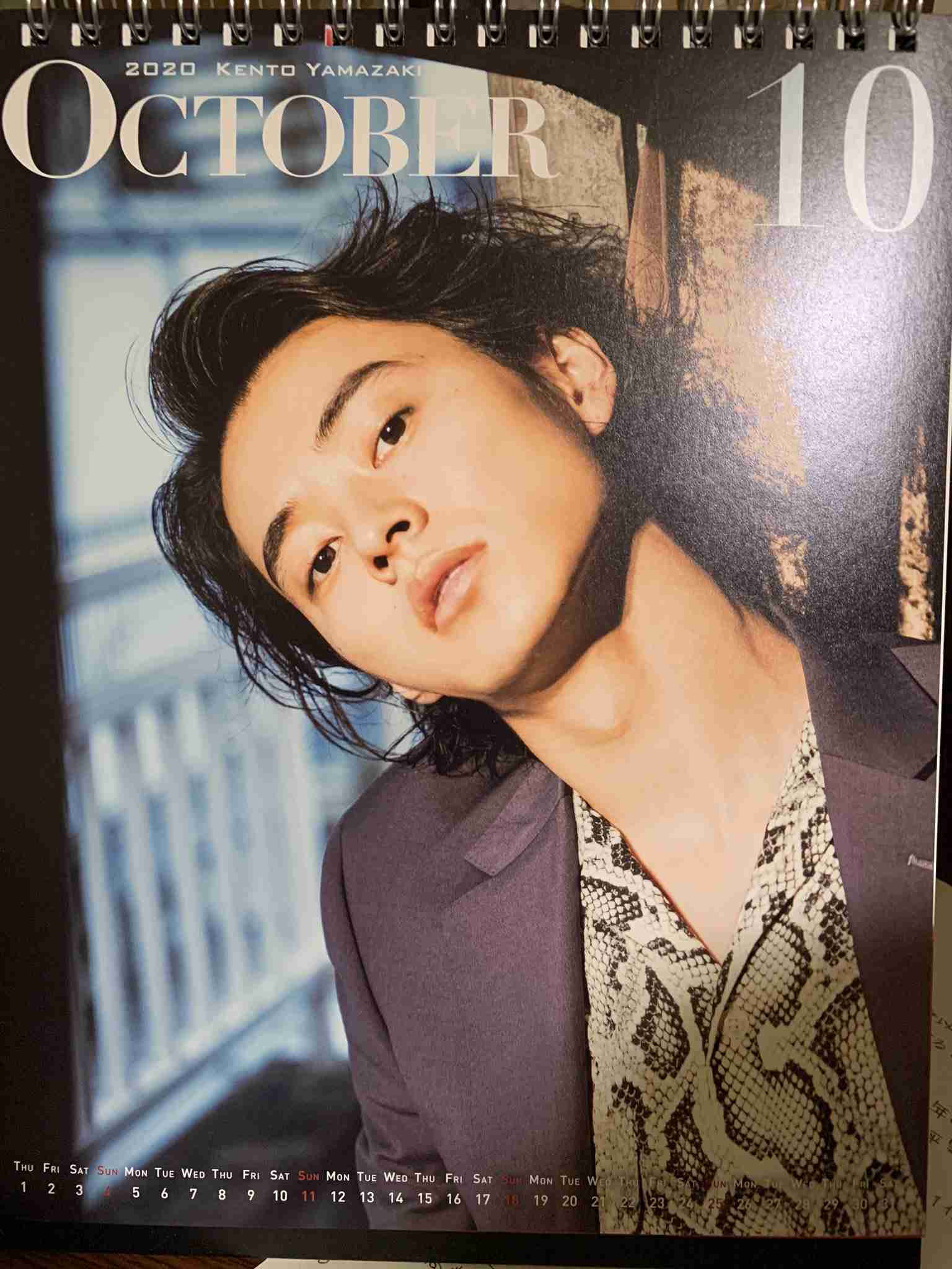 山崎賢人、2021年カレンダー発表 多彩な表情で魅せる