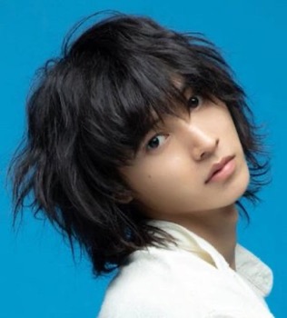 山崎賢人、2021年カレンダー発表 多彩な表情で魅せる