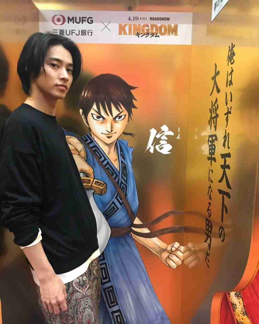 山崎賢人、2021年カレンダー発表 多彩な表情で魅せる