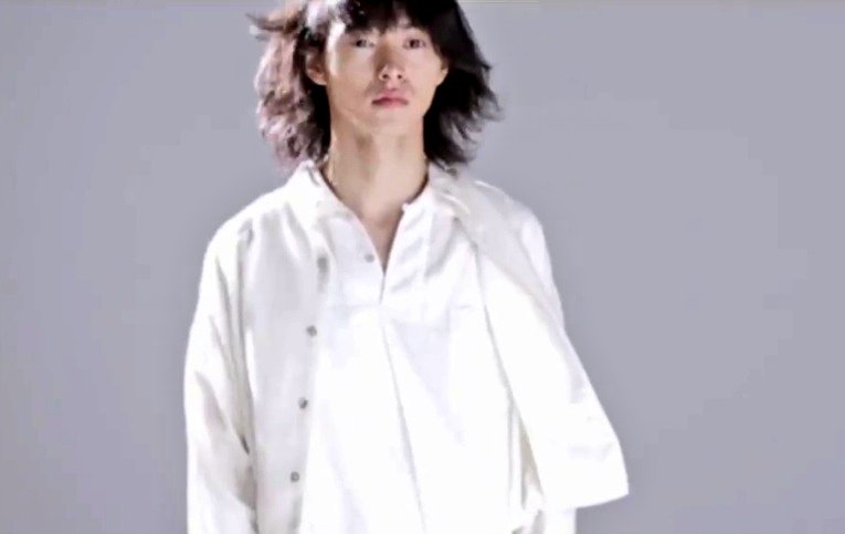 山崎賢人、2021年カレンダー発表 多彩な表情で魅せる