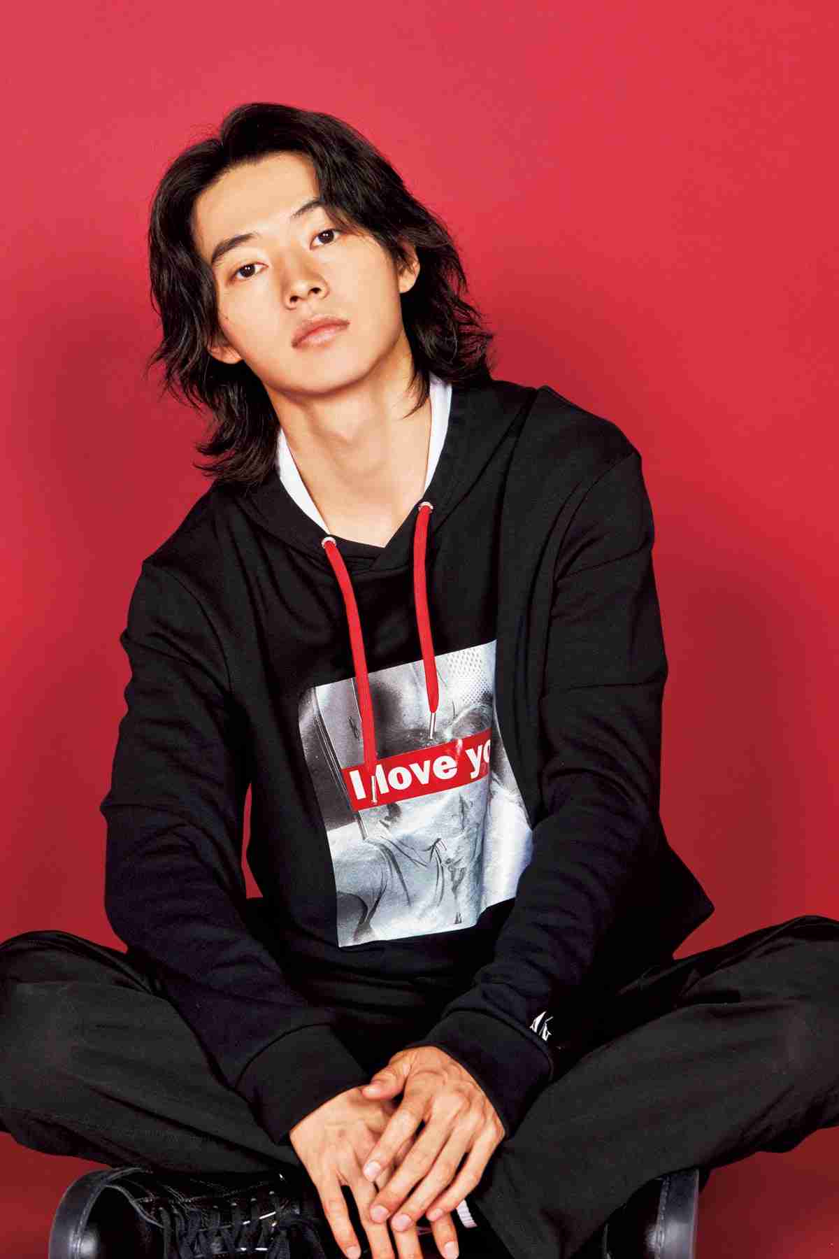 山崎賢人、2021年カレンダー発表 多彩な表情で魅せる