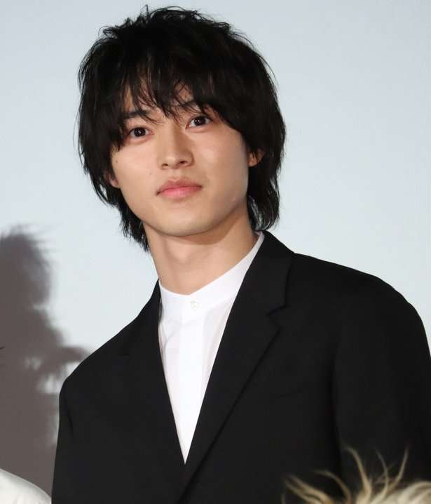 山崎賢人、2021年カレンダー発表 多彩な表情で魅せる