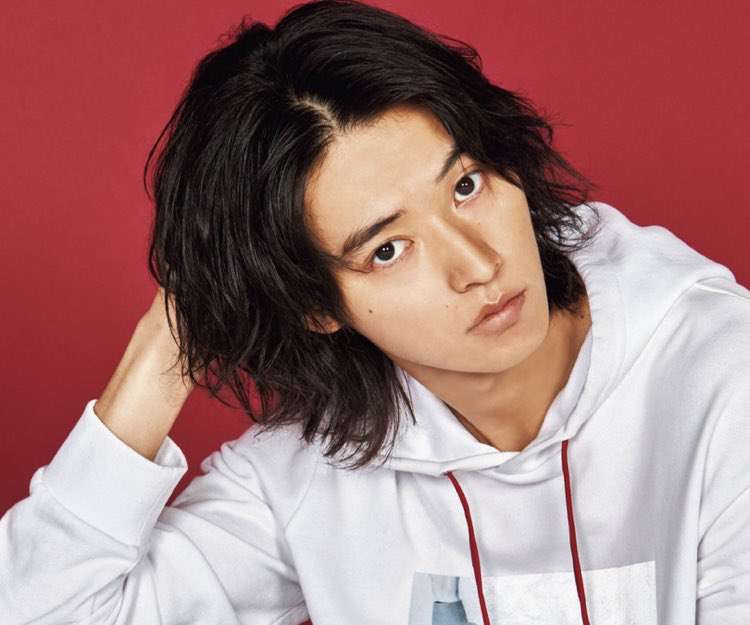 山崎賢人、2021年カレンダー発表 多彩な表情で魅せる