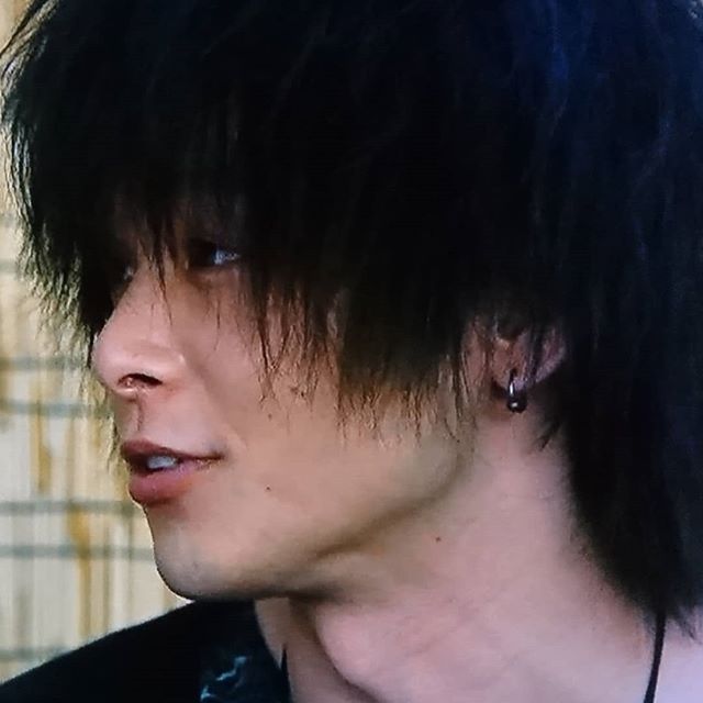 男性芸能人のピアス画像