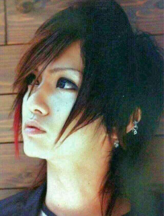 男性芸能人のピアス画像