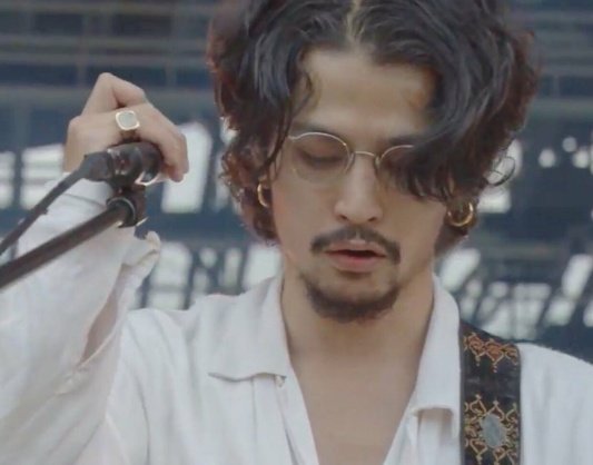 男性芸能人のピアス画像
