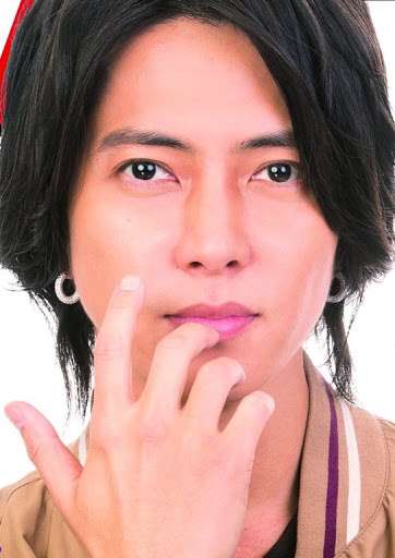 男性芸能人のピアス画像