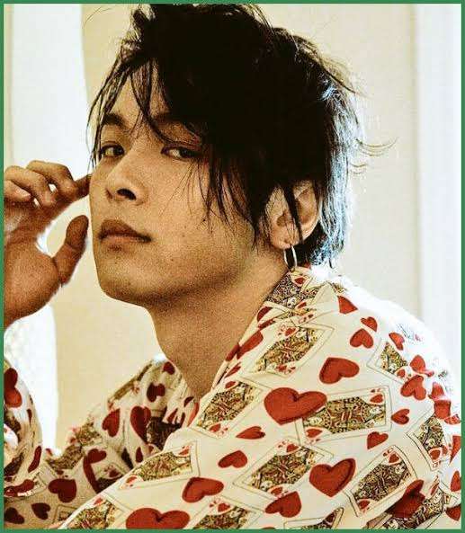 男性芸能人のピアス画像