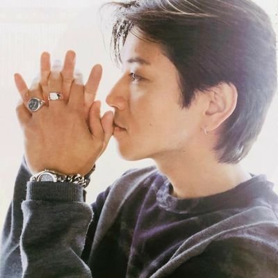 男性芸能人のピアス画像